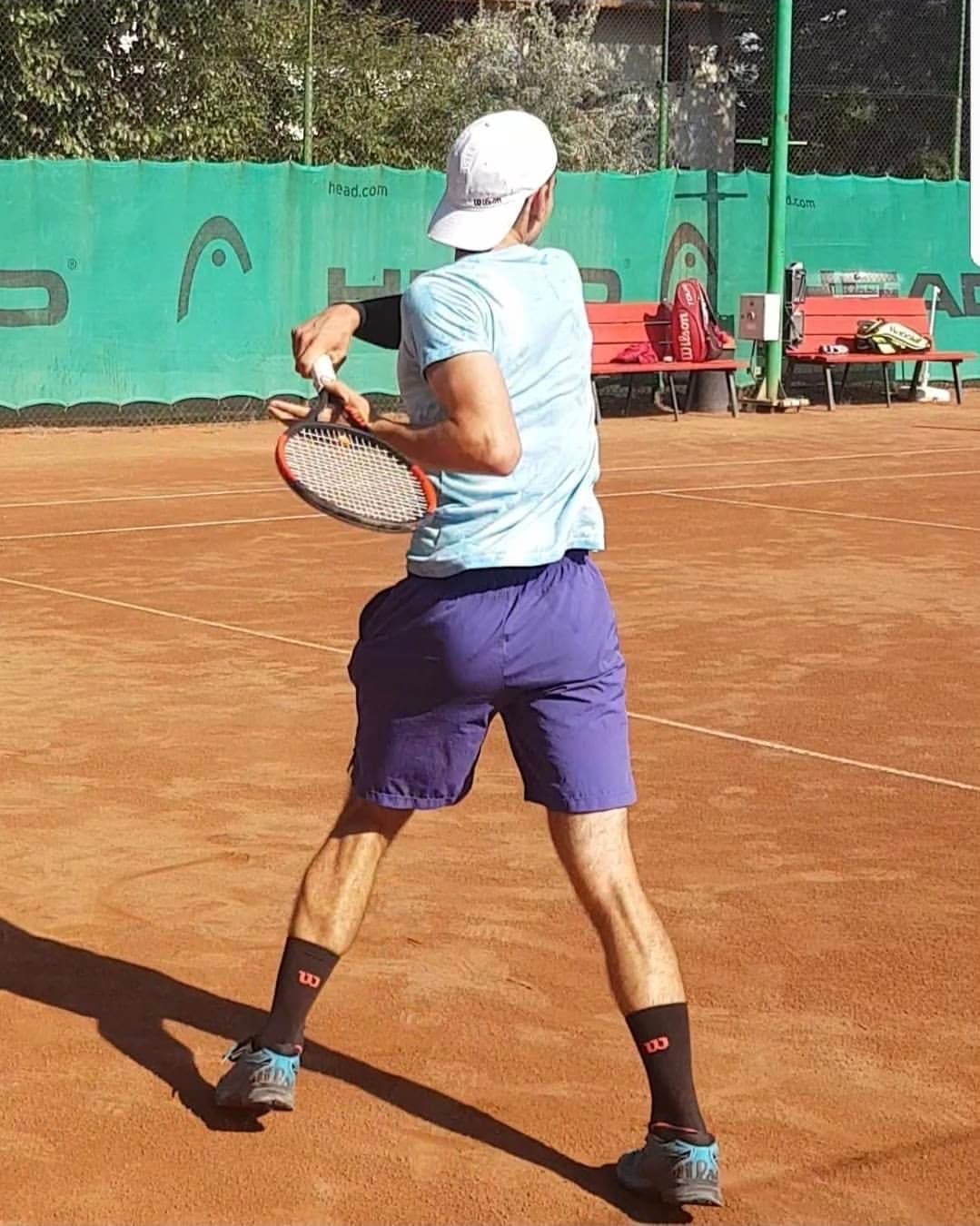 Tennisspieler beim Rückhandschlag