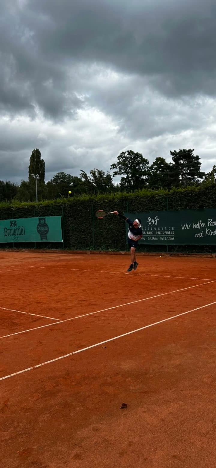 Tennisspieler beim Aufschlag auf Sand